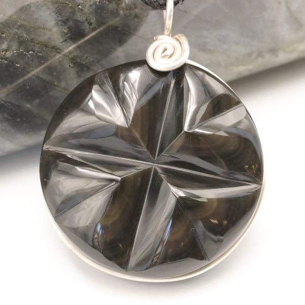 Reflets colorés de l'obsidienne œil céleste du Mexique