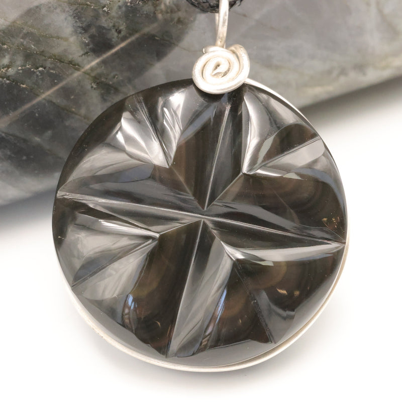 Reflets colorés de l'obsidienne œil céleste du Mexique