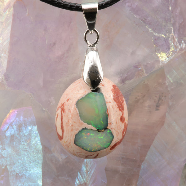 Pendentif opale verte porté, pièce unique taillée à la main