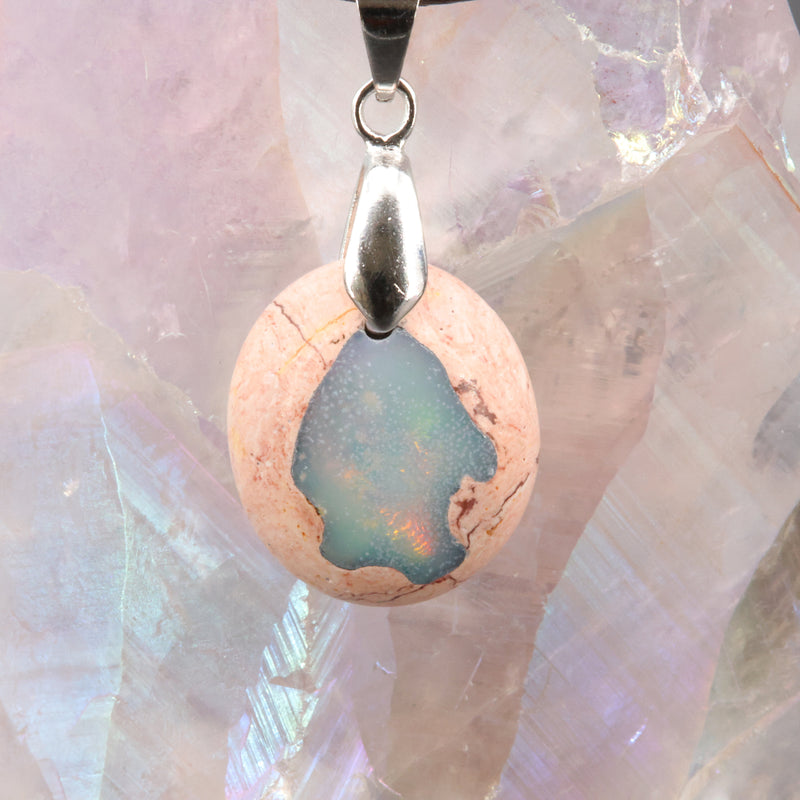 Pendentif opale bleue porté, pièce unique taillée à la main