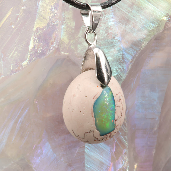 Pendentif opale verte porté, pièce unique taillée à la main