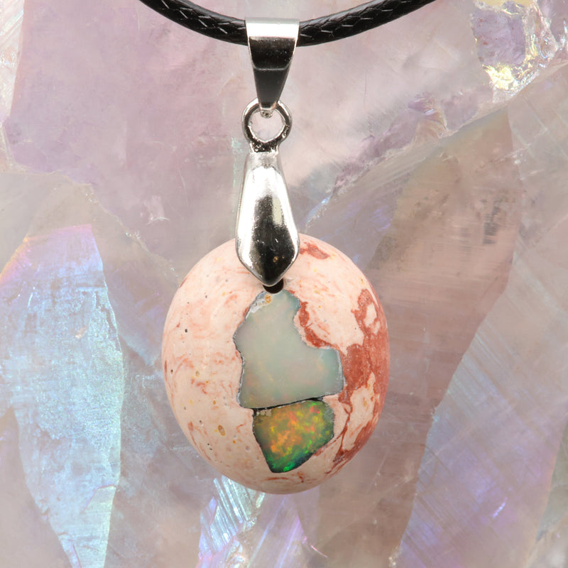 Pendentif opale multicolore porté, pièce unique taillée à la main