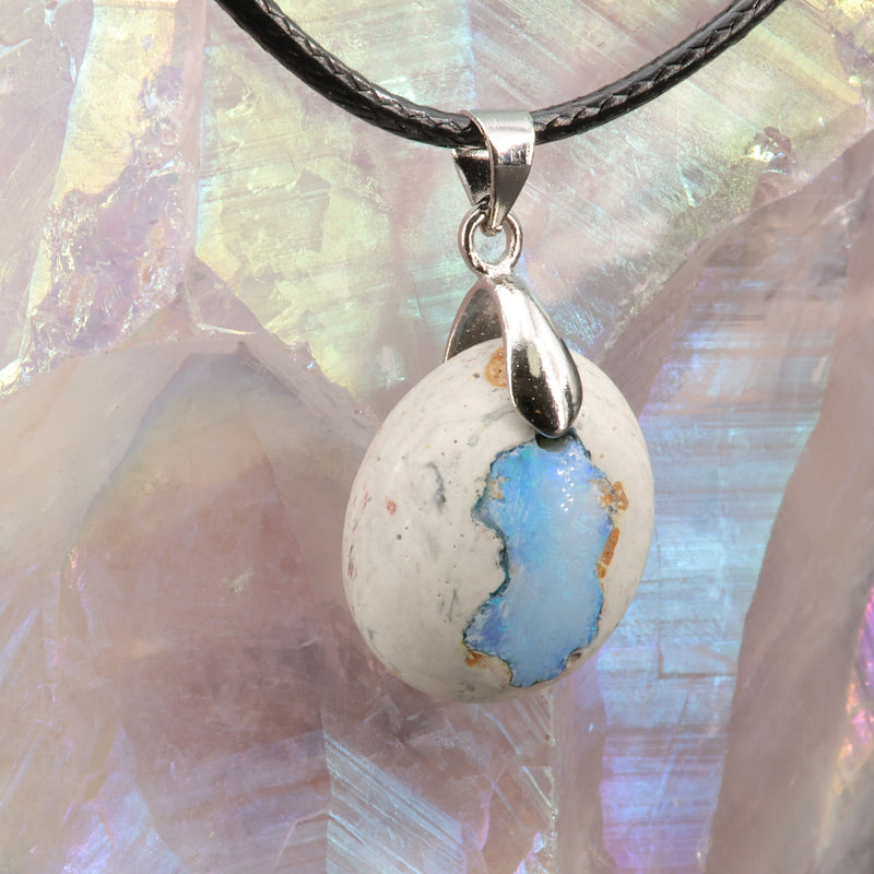 Pendentif opale bleue format discret, pièce unique taillée à la main