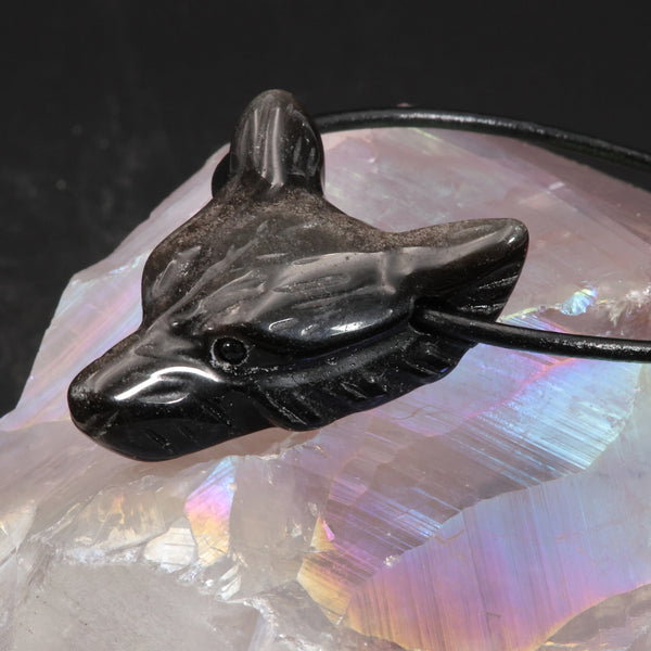 Voile argenté de l'obsidienne sur la sculpture du loup