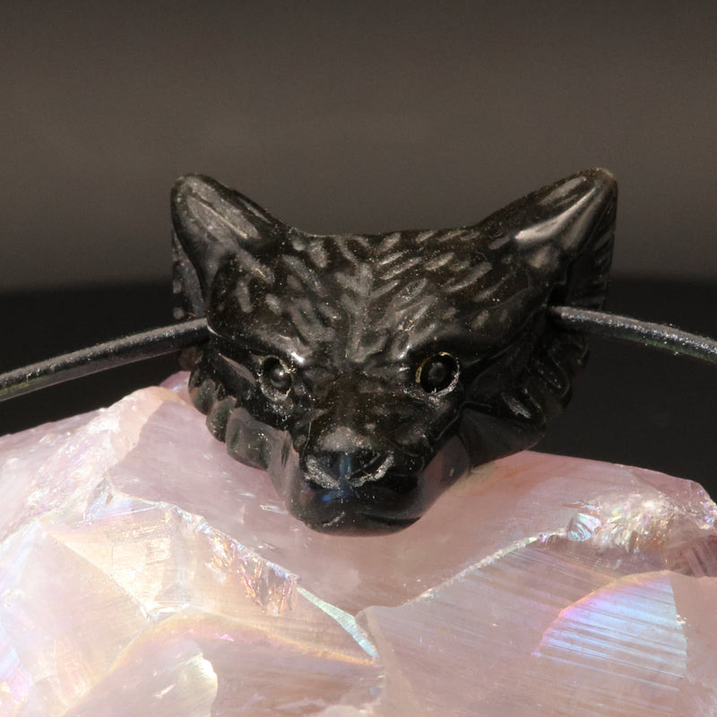 Voile doré de l'obsidienne sur la sculpture du loup