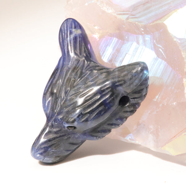 Veines blanches de la sodalite sur la sculpture du loup