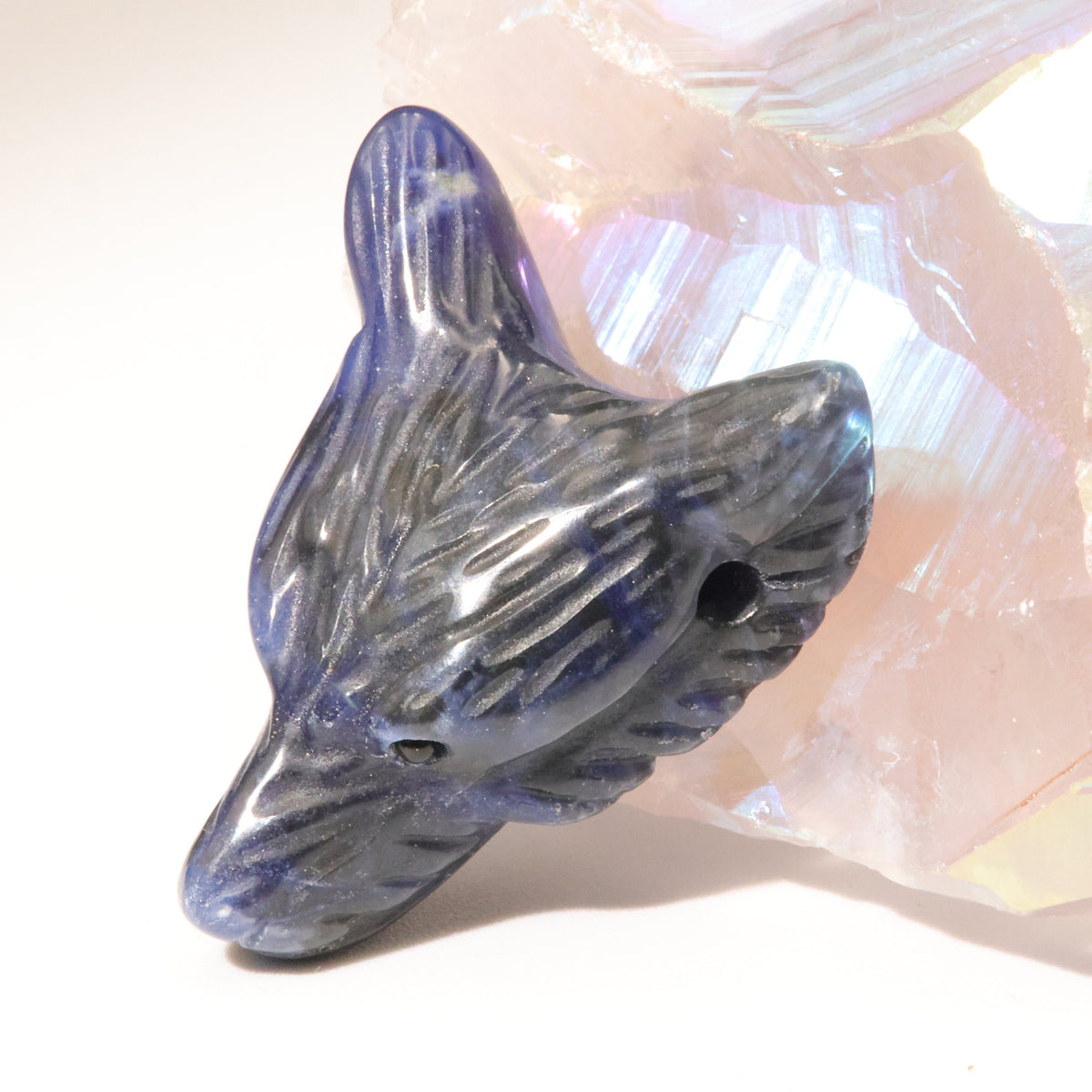 Veines blanches de la sodalite sur la sculpture du loup