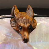 Pendentif Tête de Loup en Œil de Tigre — Pierre naturelle sculptée
