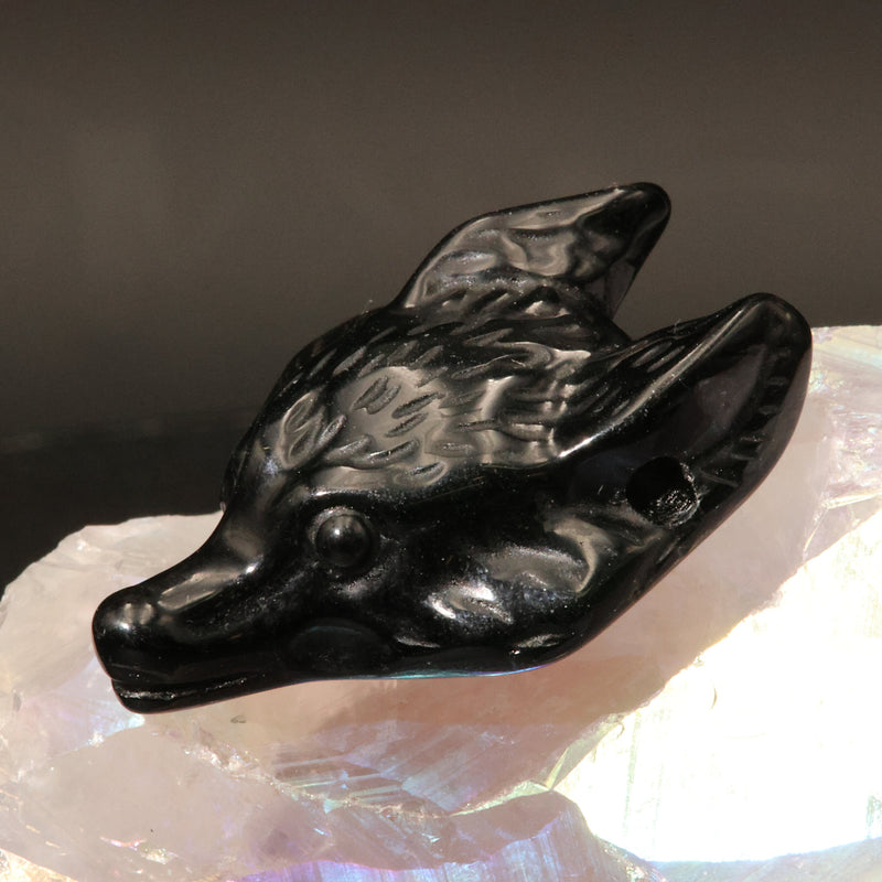 Poli miroir de l'onyx noir sur la sculpture du loup