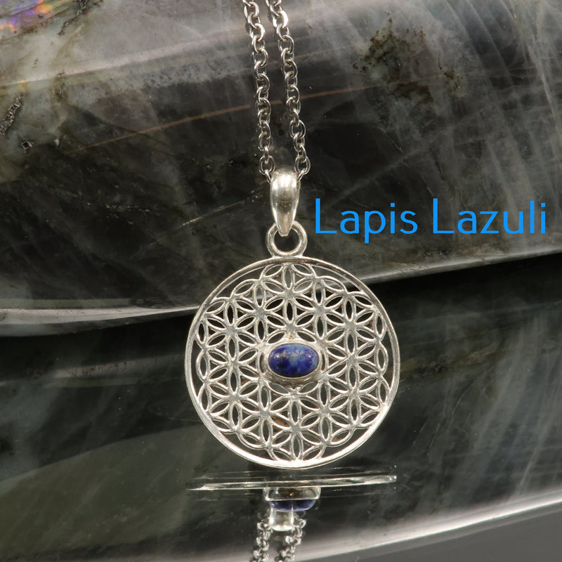 Pendentif fleur de vie ajouré sur pierre de lapis-lazuli d'Afghanistan