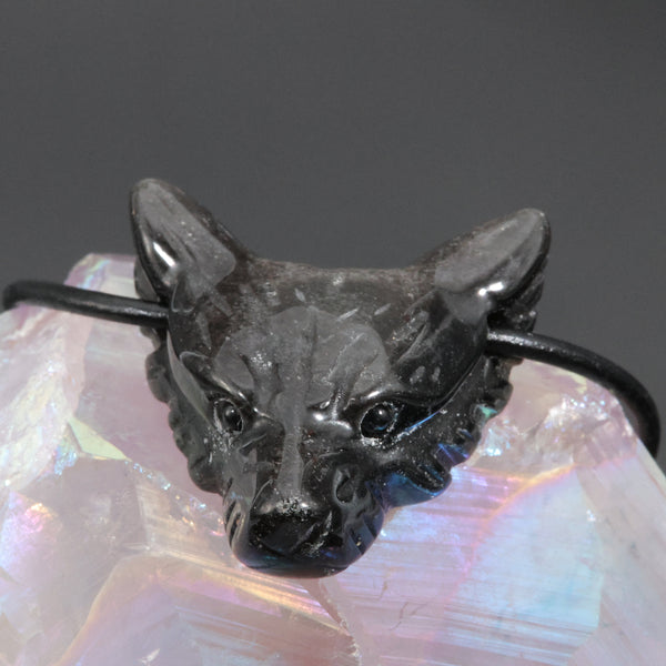 Tête de loup sculptée dans un bloc d'obsidienne argentée du Mexique