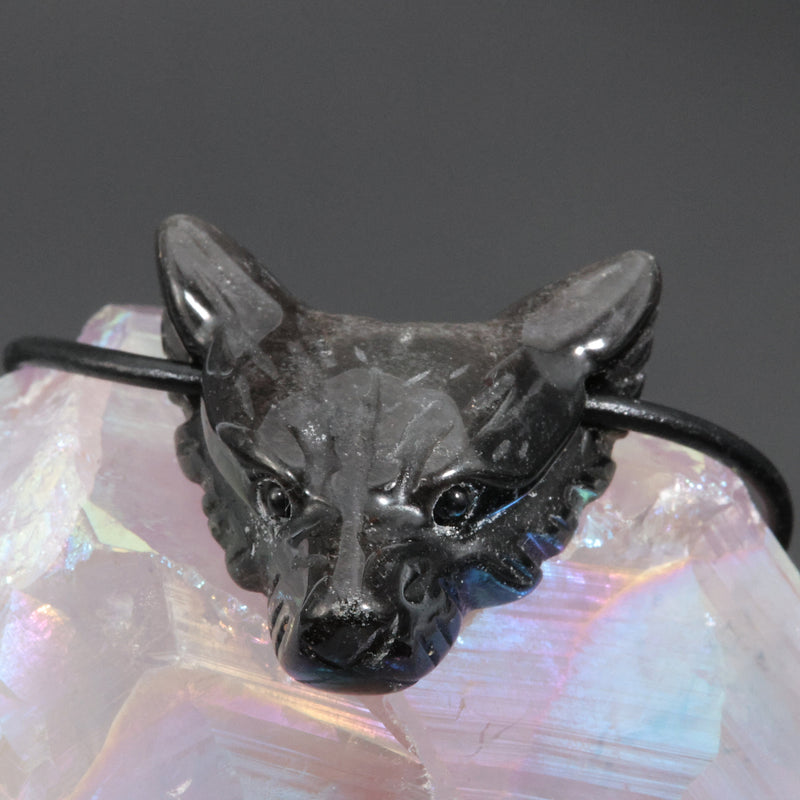Tête de loup sculptée dans un bloc d'obsidienne argentée du Mexique