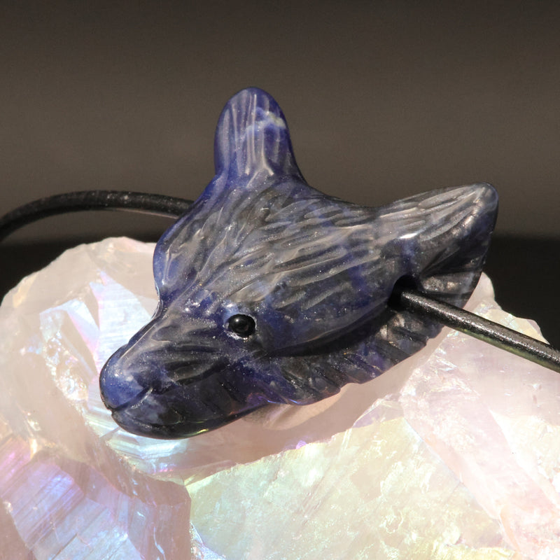 Pendentif Tête de Loup en Sodalite — Pierre naturelle sculptée