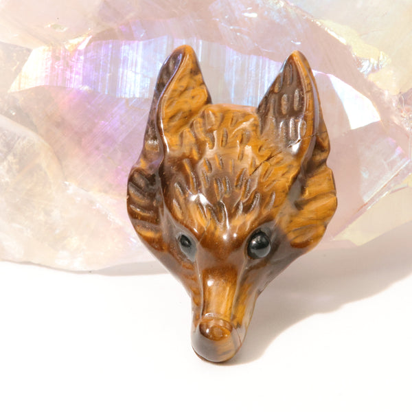 Reflets dorés chatoyants du pendentif loup en œil de tigre