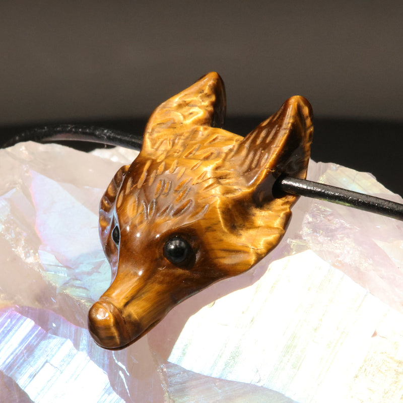 Pendentif Tête de Loup en Œil de Tigre — Pierre naturelle sculptée