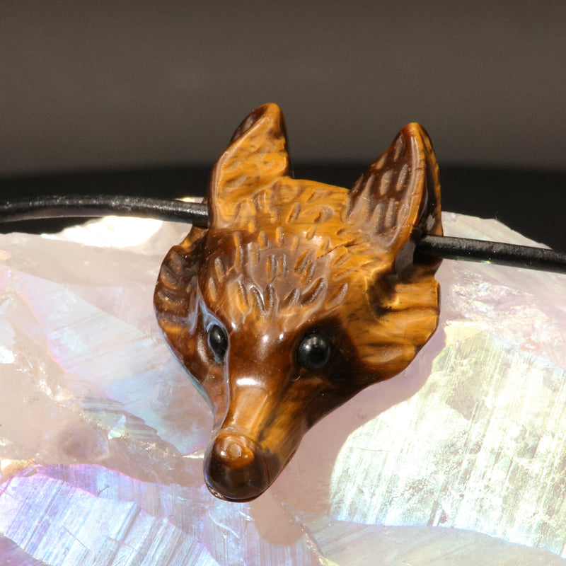 Pendentif loup œil de tigre avec son cordon ciré de 50 cm