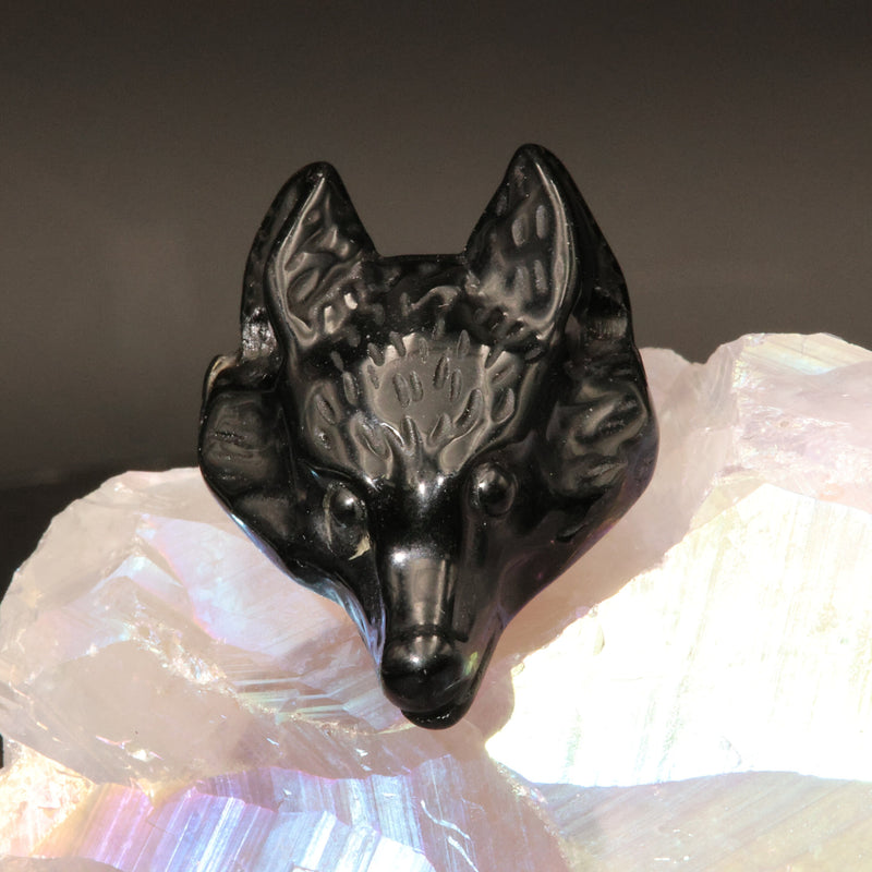 Détail de la sculpture du museau du loup en onyx noir