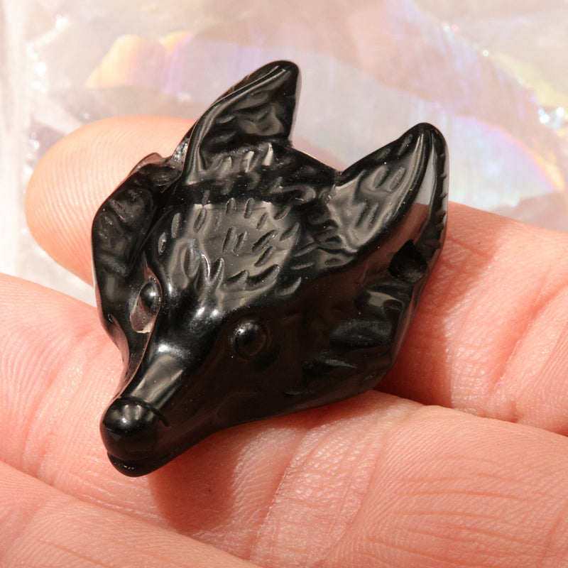 Pendentif tête de loup en onyx noir porté en collier