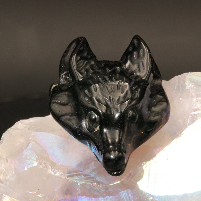 Tête de loup sculptée dans un bloc d'onyx noir du Brésil