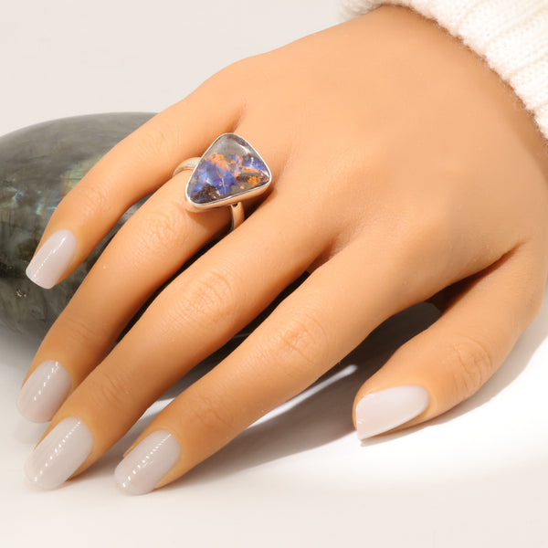 Bague opale boulder portée au doigt, pièce unique en argent