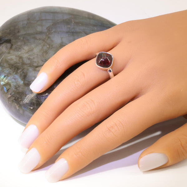 Bague opale noire d'Éthiopie livrée dans sa boîte