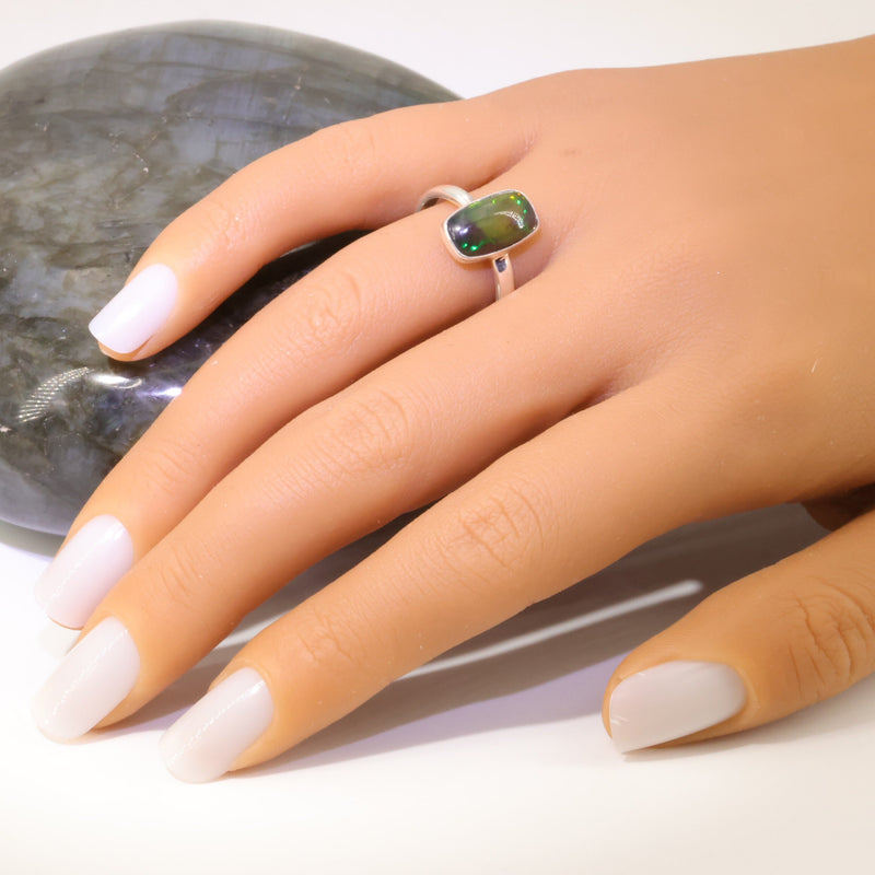 Bague opale noire d'Éthiopie livrée dans sa boîte