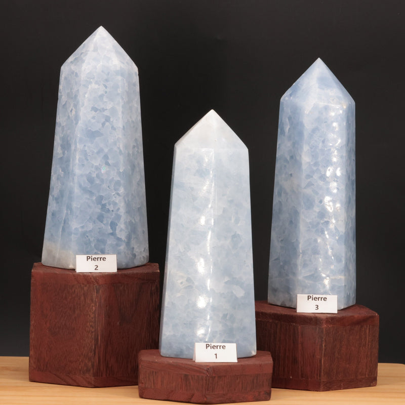 Veines blanches et bleu pâle laiteux de la calcite bleue naturelle