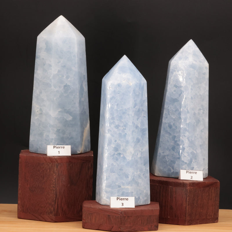 Pointe en calcite bleue de Madagascar avec échelle de taille