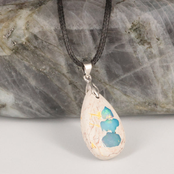 Pendentif opale bleue porté, pièce unique taillée à la main