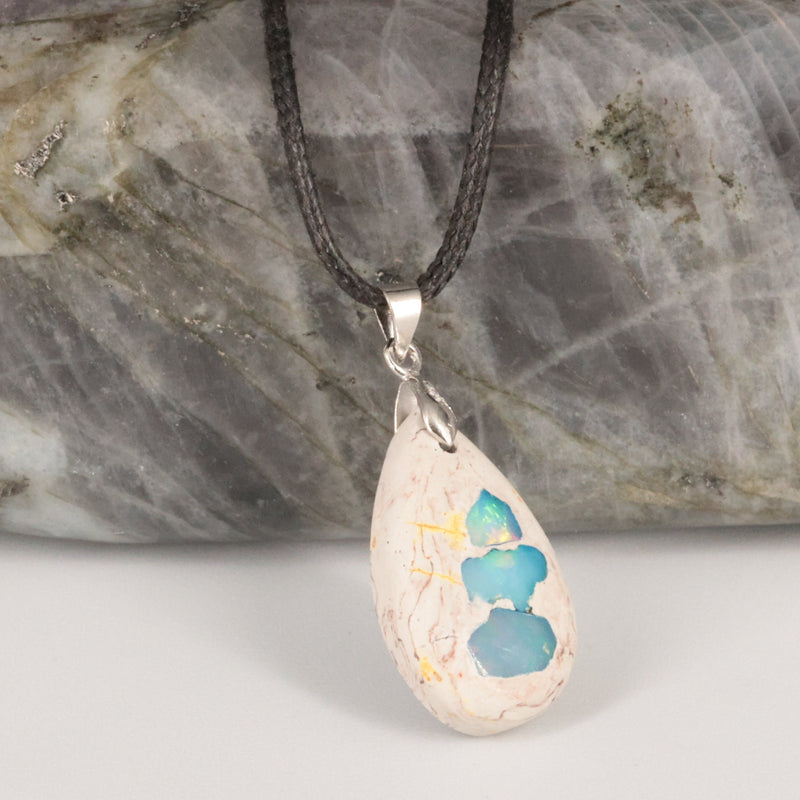 Pendentif opale bleue porté, pièce unique taillée à la main