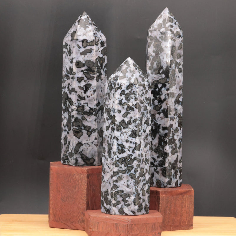 Pointe en Gabbro « Merlinite » de Madagascar — Grand obélisque poli à la main