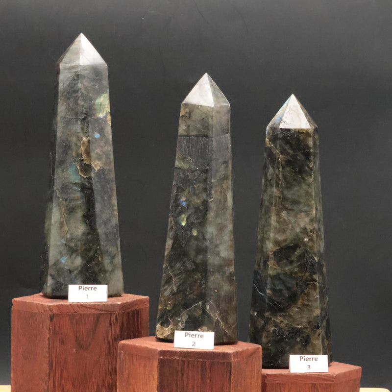 Obélisque en labradorite vu de profil, faces polies à la main