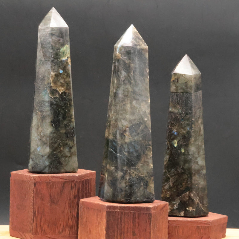 Pointe en Labradorite de Madagascar — Grand obélisque poli à la main