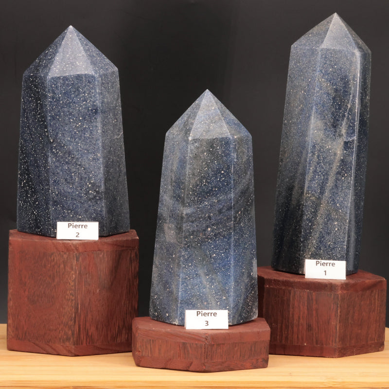 Pointe en lazurite de Madagascar avec échelle de taille