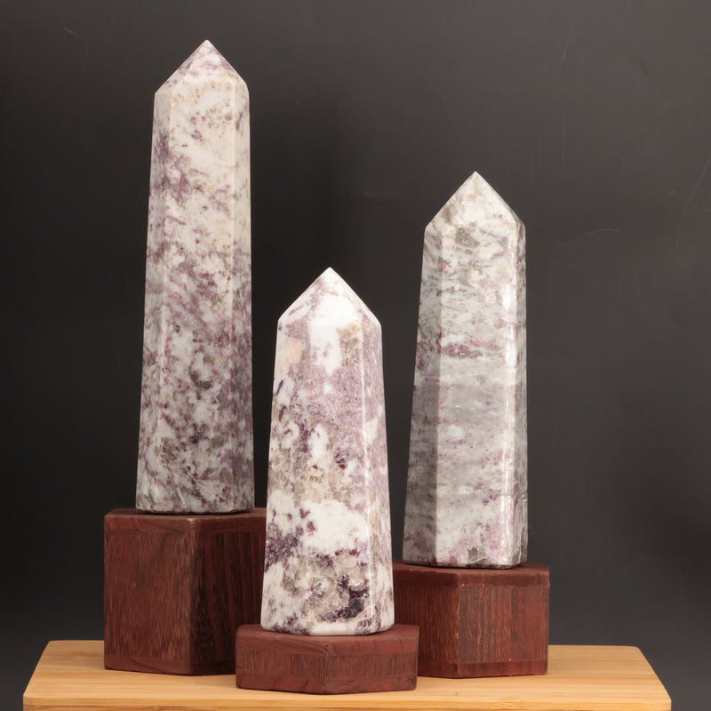 Pointe en Lépidolite de Madagascar — Grand obélisque poli à la main