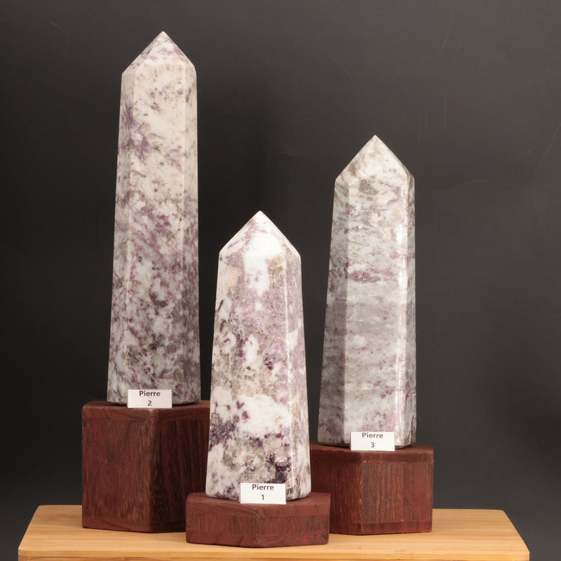 Éclats nacrés et teinte lilas de la lépidolite naturelle de Madagascar