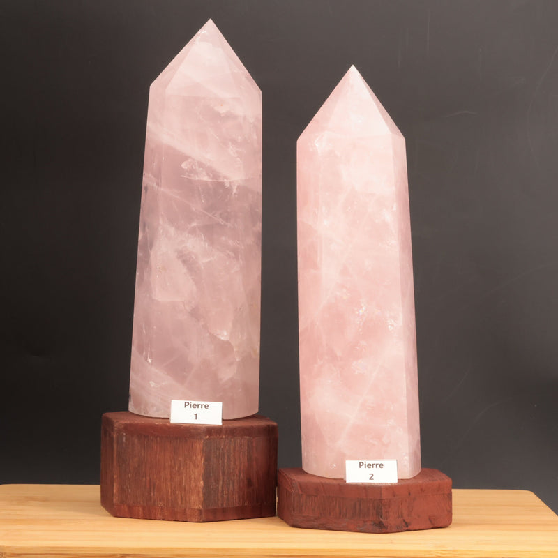 Rose nuageux et zones laiteuses du quartz rose naturel non teinté