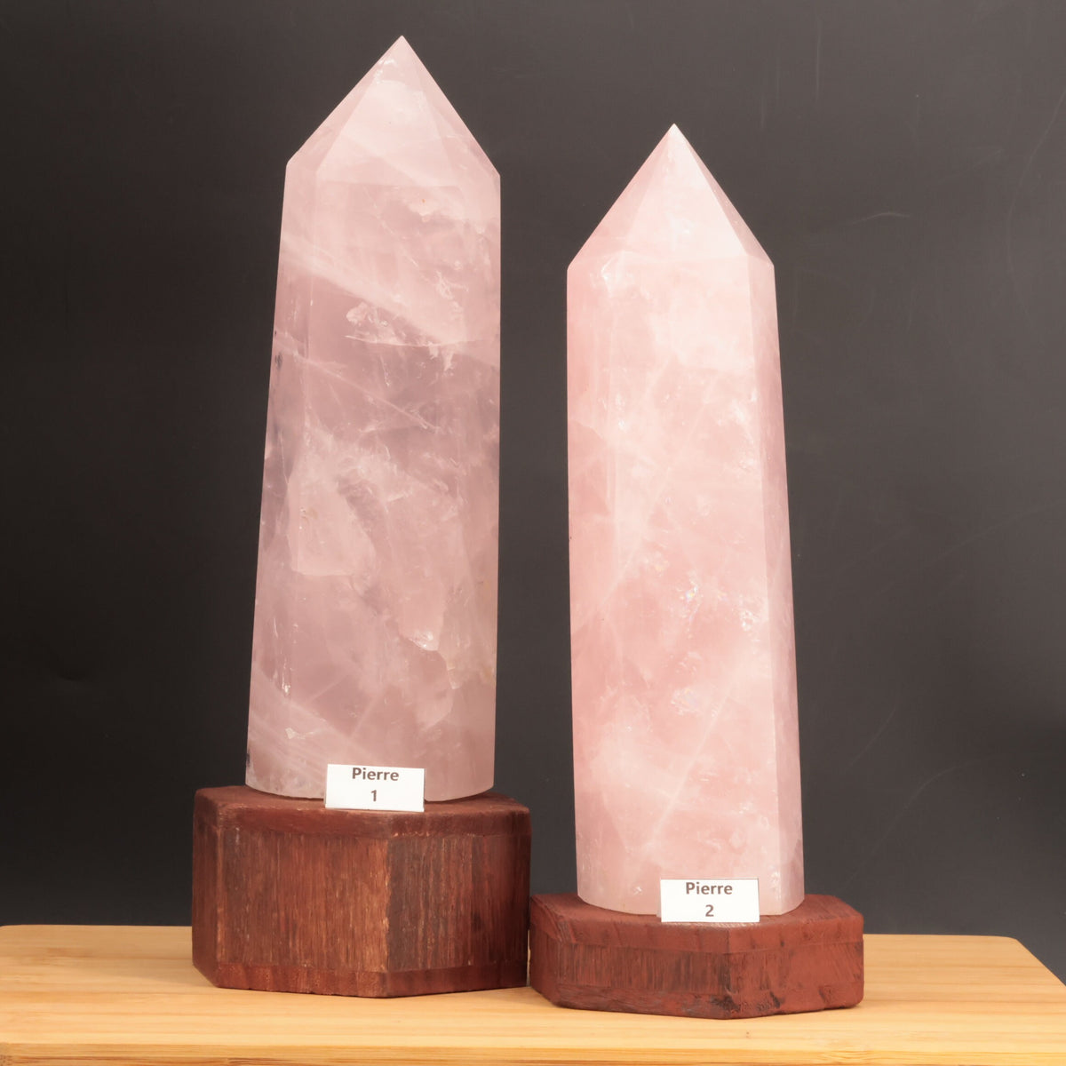 Rose nuageux et zones laiteuses du quartz rose naturel non teinté