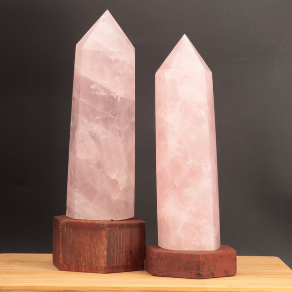 Grande pointe en quartz rose de Madagascar polie à la main, posée debout