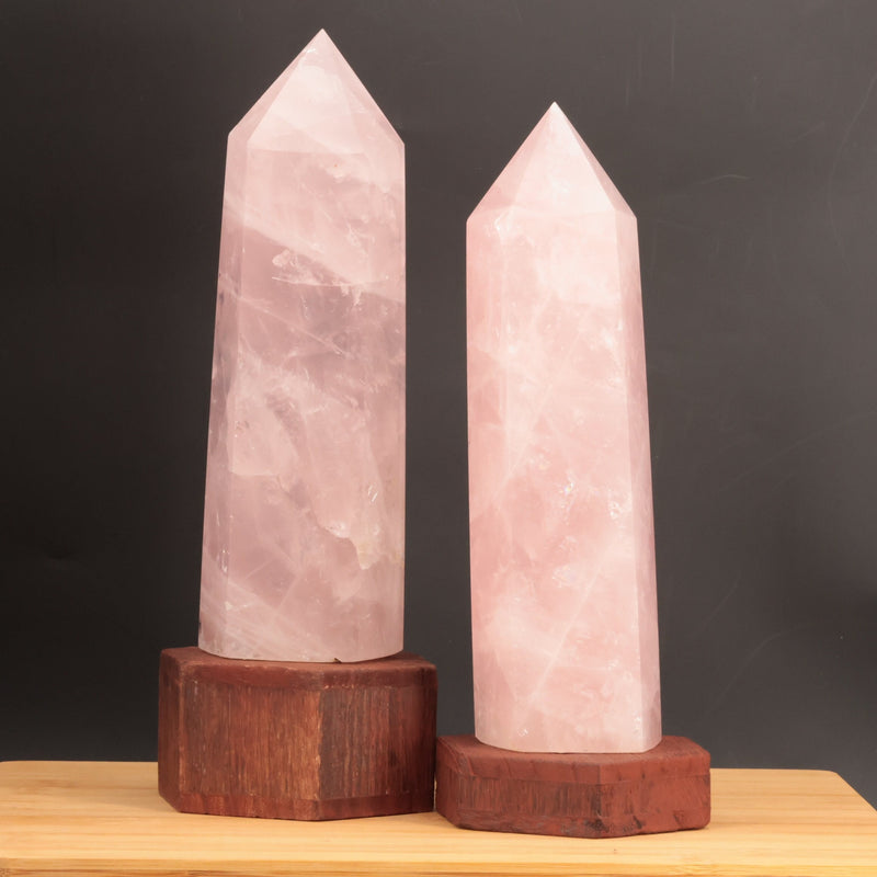 Pointe en Quartz Rose de Madagascar — Grand obélisque poli à la main