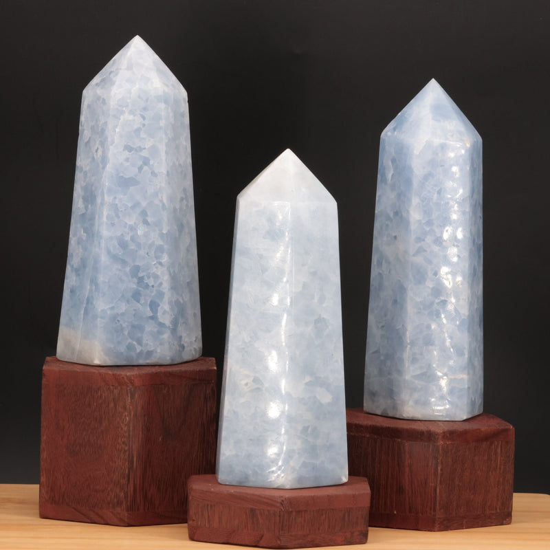 Pointe en Calcite Bleue de Madagascar — Grand obélisque poli à la main