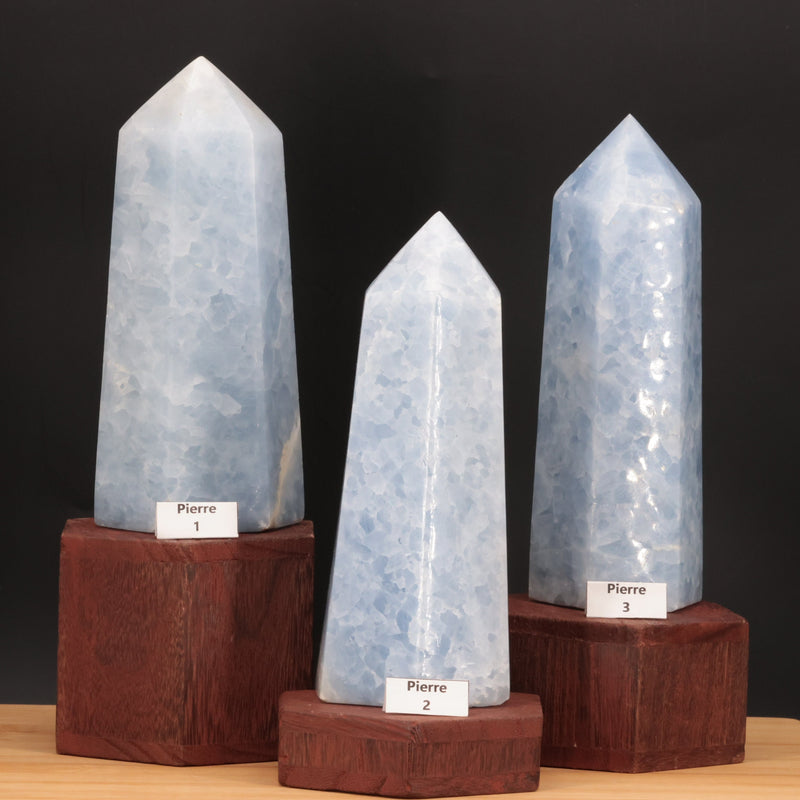 Obélisque en calcite bleue vu de profil, faces polies à la main