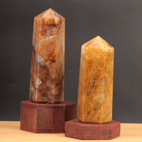 Pointe en quartz hématoïde jaune de Madagascar polie à la main, posée debout