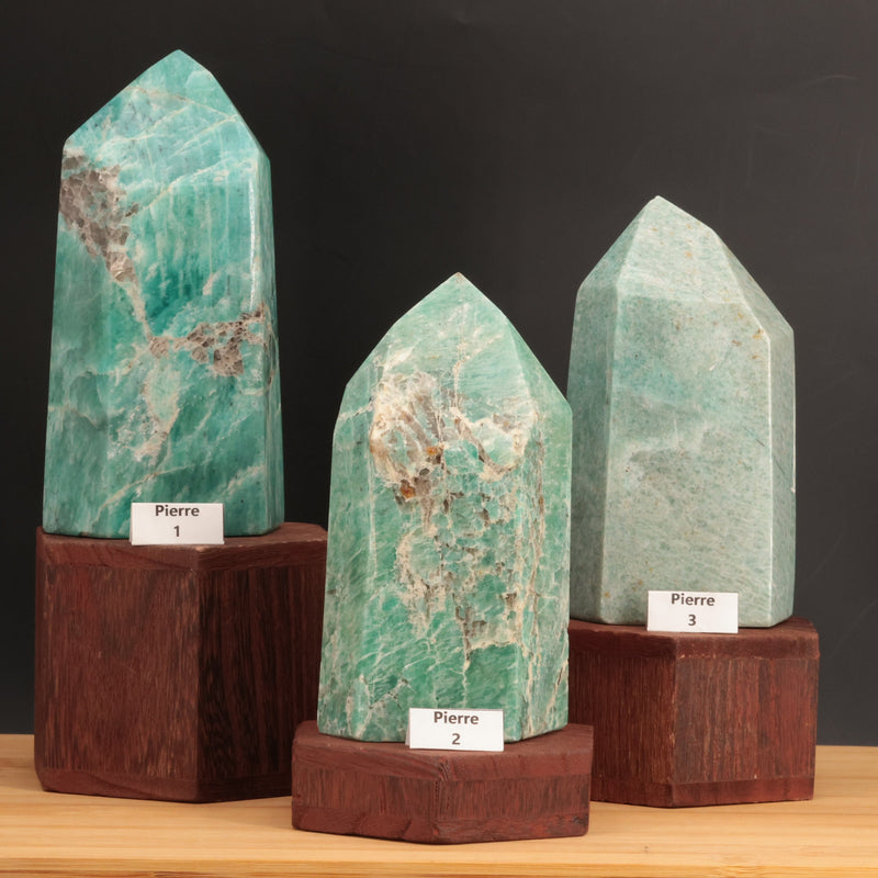 Obélisque en amazonite vu de profil, faces polies à la main