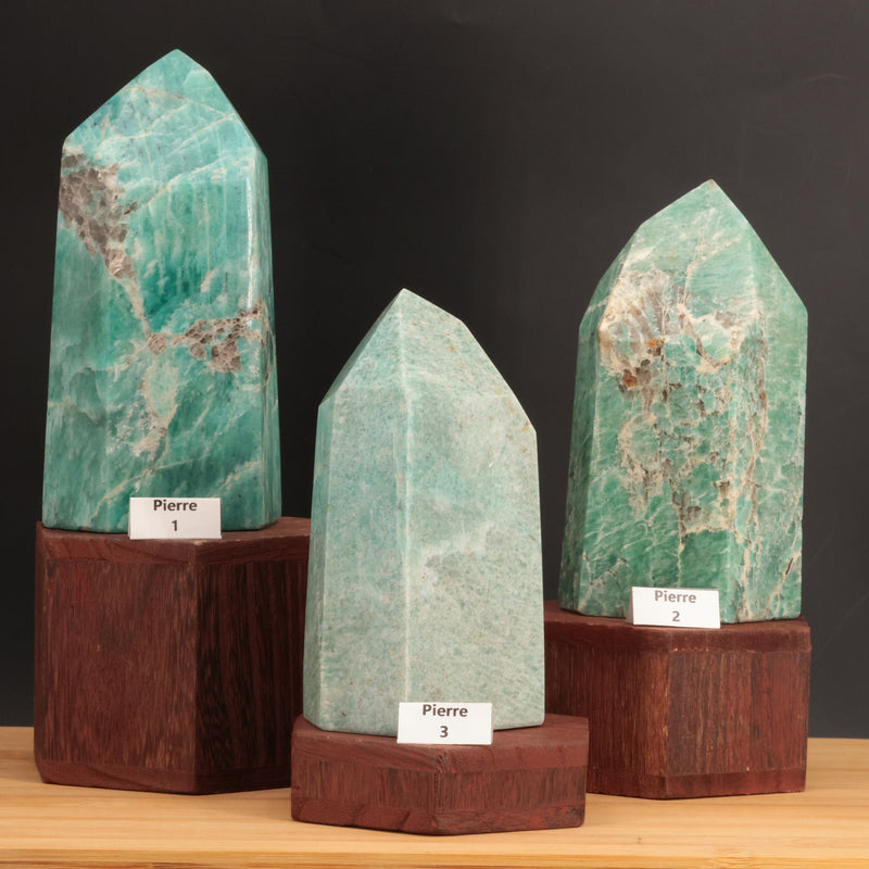 Pointe en amazonite de Madagascar avec échelle de taille