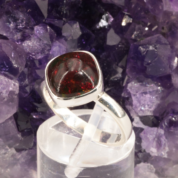 Bague opale noire de Wegel Tena, cabochon rond 10x10 mm sur argent