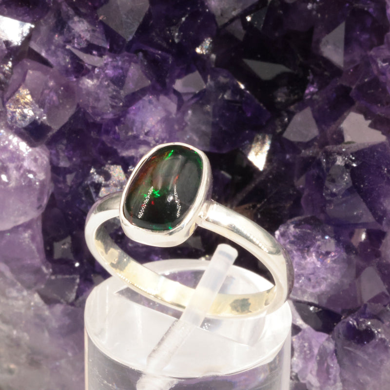 Bague opale noire de Wegel Tena, cabochon 10x7 mm sur argent