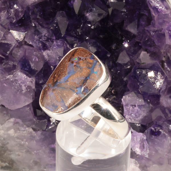 Bague opale boulder portée au doigt, pièce unique en argent