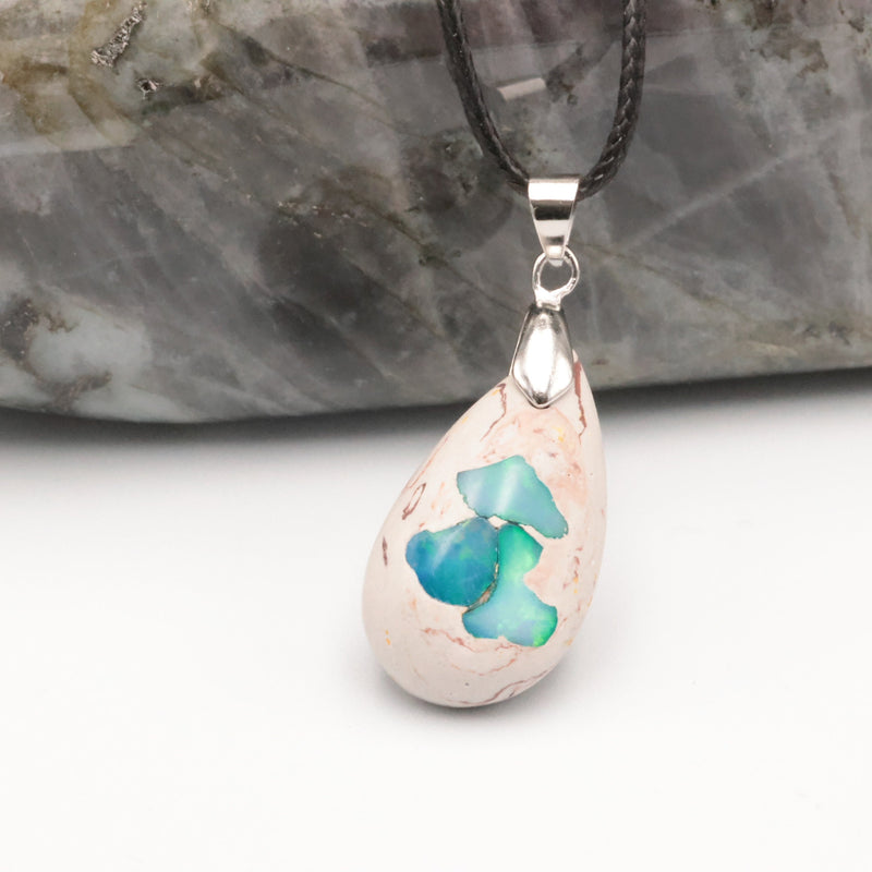 Pendentif opale bleue verte porté, pièce unique taillée à la main