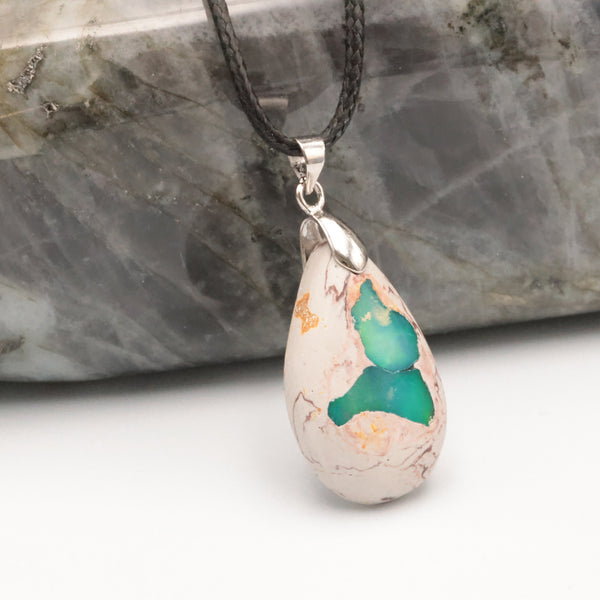 Pendentif opale bleue verte porté, pièce unique taillée à la main